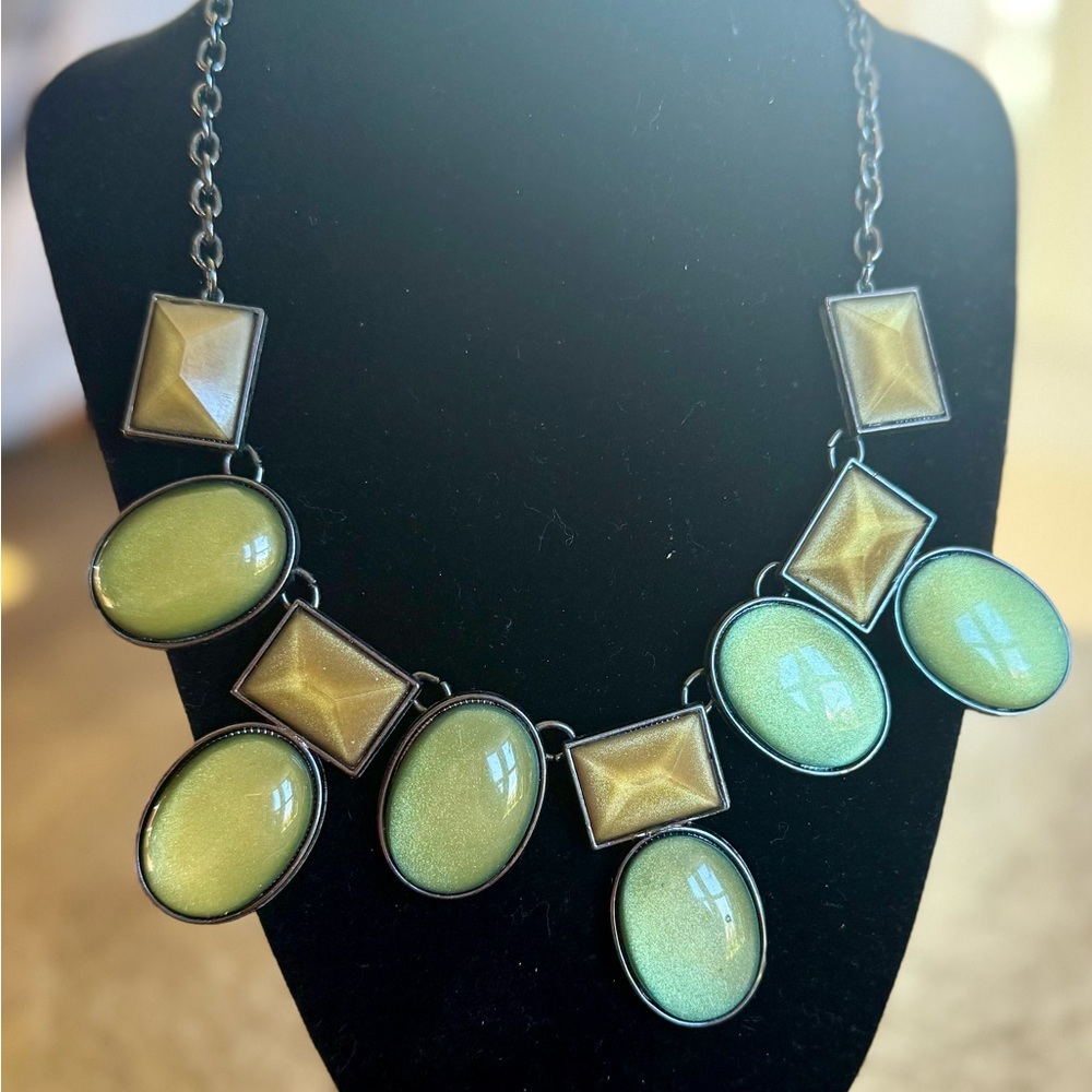 Elegant Green and Gold Necklace